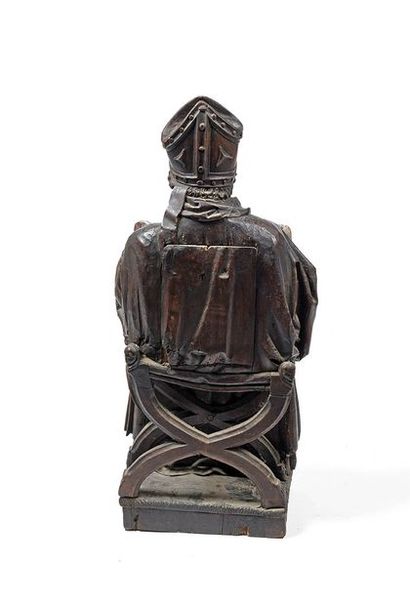 Sculpture en noyer: Evêque en majesté assis...