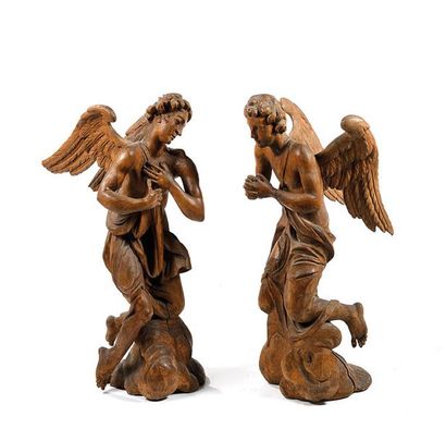 Paire d'anges agenouillés en bois naturel...