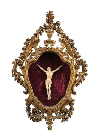 Cadre en bois sculpté et doré ajouré à décor...