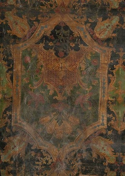 Panneau en cuir gaufré polychrome avec rehauts...