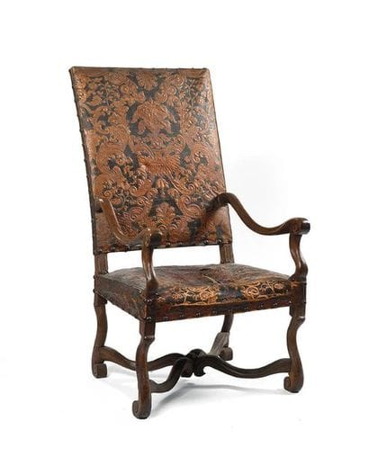 Fauteuil en bois naturel mouluré à haut dossier...