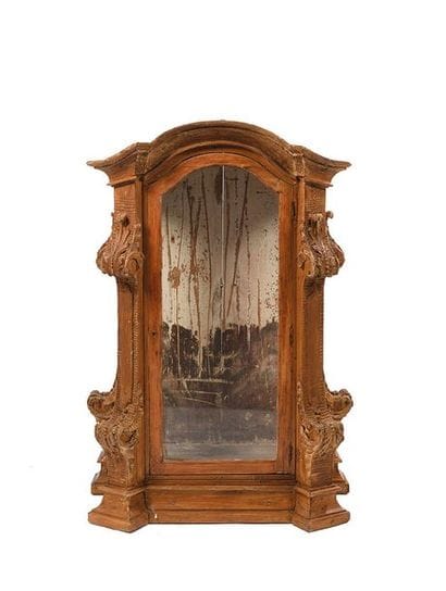Vitrine en bois mouluré et sculpté de style...
