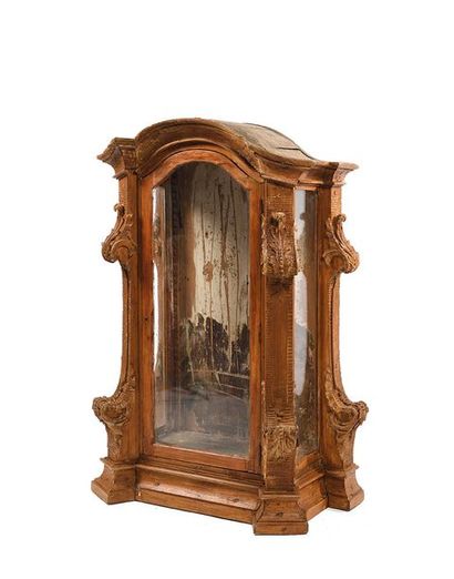 Vitrine en bois mouluré et sculpté de style...