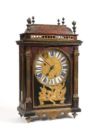 Pendule religieuse en écaille rouge et laiton....