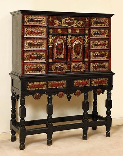 Cabinet et son piètement en bois teinté noir...