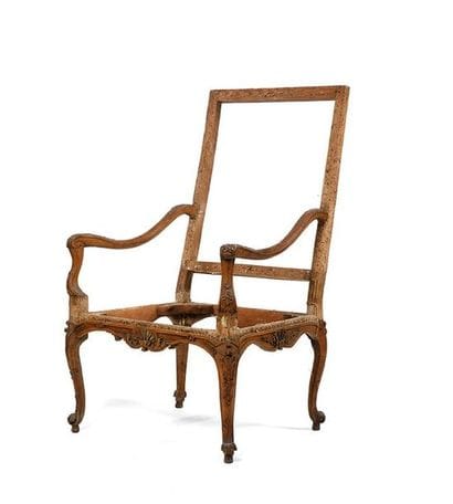 Fauteuil à haut dossier en hêtre sculpté...