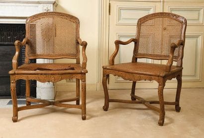 Paire de fauteuils cannés en bois naturel...