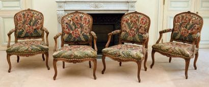 Suite de quatre fauteuils en bois naturel...