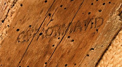 Suite de quatre fauteuils en bois naturel...