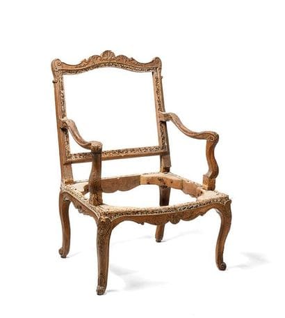 Fauteuil à dossier droit en hêtre sculpté,...