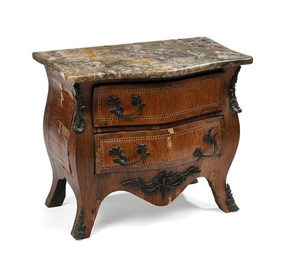 Commode de maîtrise en placage ouvrant par...