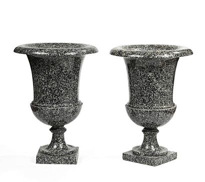 Paire de vases Médicis en granit d'Assouan,...