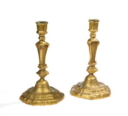 Paire de bougeoirs en bronze redoré à fût...