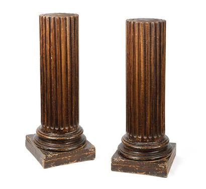 Paire de colonnes cannelées en bois patiné....