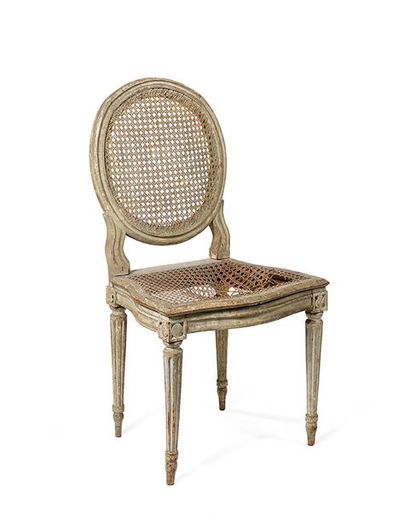 Chaise cannée à dossier médaillon en bois...