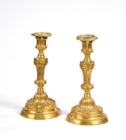 Paire de bougeoirs en bronze doré à décor...