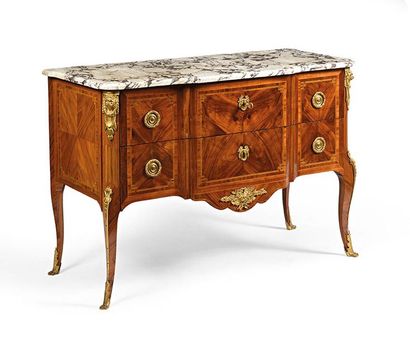 Commode à double léger ressaut en marqueterie...
