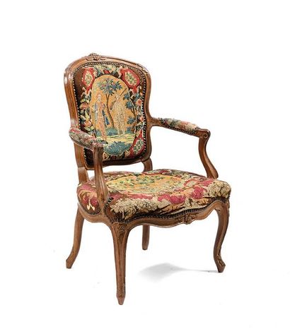 Fauteuil cabriolet en hêtre mouluré et sculpté...