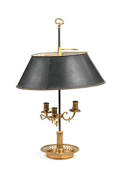 Lampe bouillotte en bronze doré à trois lumières,...