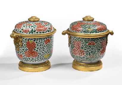 Paire de pots couverts en porcelaine polychrome...