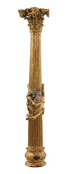 Grande colonne cannelée en bois doré surmontée...