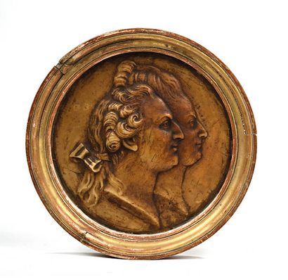 Médaillon rond orné des profils de Marie-Antoinette...