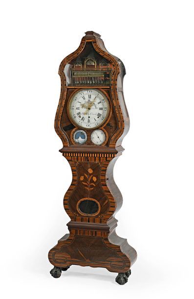 Horloge de parquet à musique de forme violonée...