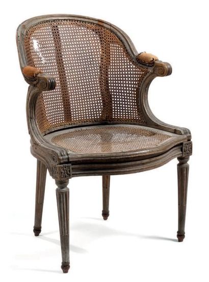 Fauteuil d'officier canné en bois (décapé)...
