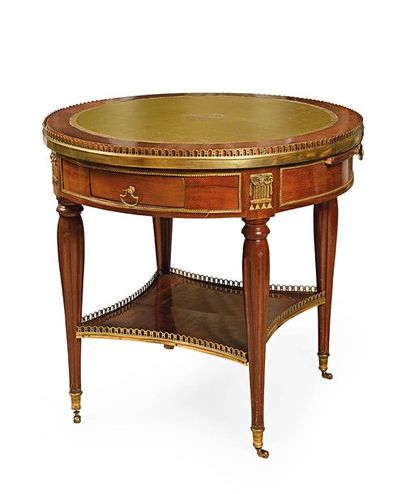 Table bouillotte en acajou ouvrant par deux...