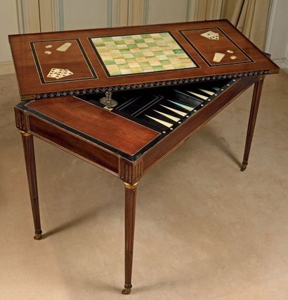Table tric-trac en acajou, le plateau orné...