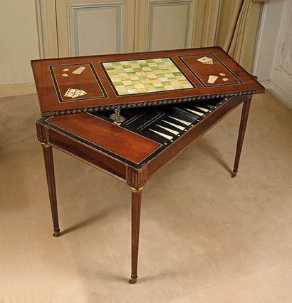 Table tric-trac en acajou, le plateau orné...