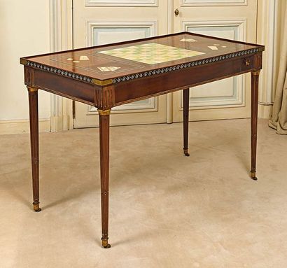 Table tric-trac en acajou, le plateau orné...