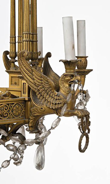 Lustre en bronze doré et pampilles en forme...