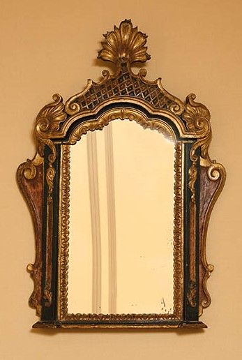 Miroir en bois et stuc dorés à fond vert...
