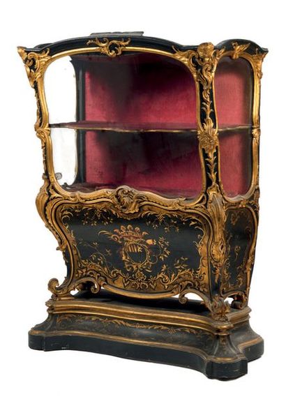 Vitrine baroque simulant l'arrière d'un carrosse...