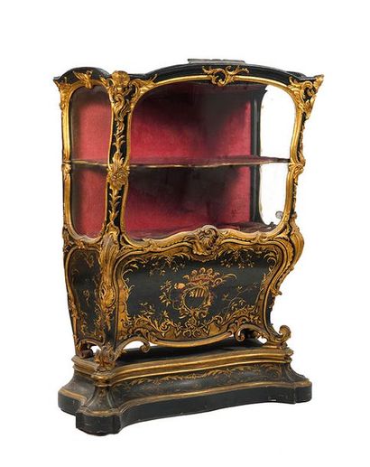 Vitrine baroque simulant l'arrière d'un carrosse...