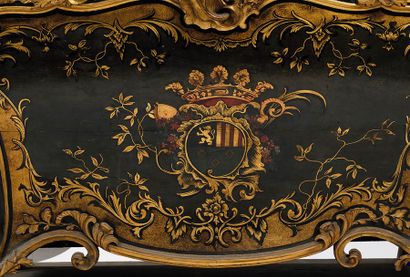 Vitrine baroque simulant l'arrière d'un carrosse...