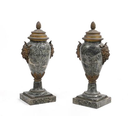 Paire de vases couverts de forme ovoïde en...