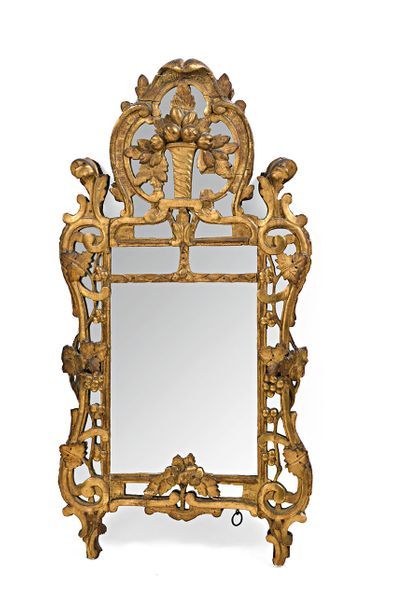 Miroir en bois et stuc dorés à décor de corbeille...
