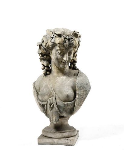 Buste de Bacchante en pierre reconstituée....