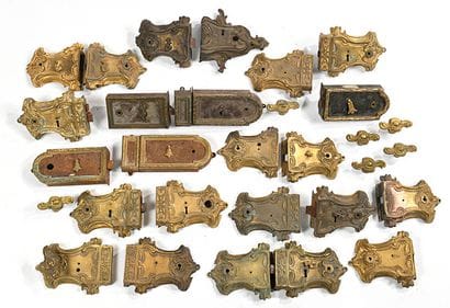 Un ensemble de serrures en bronze doré de...