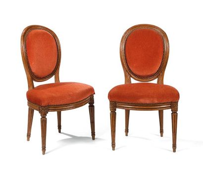 Paire de chaises à dossier médaillon en bois...