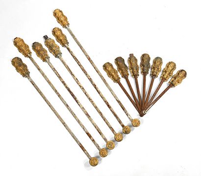 Ensemble de crémones en bronze doré.
XIXe.
On...