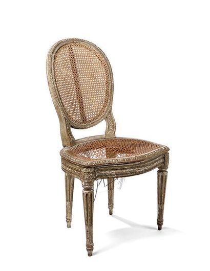 Chaise cannée à dossier médaillon en bois...