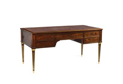 Bureau plat en acajou et placage d'acajou...