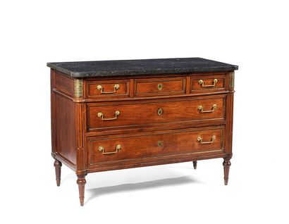 Commode en noyer teinté façon acajou ouvrant...