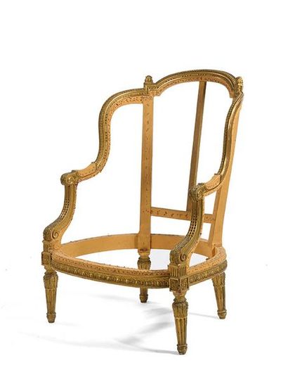 Bergère en bois sculpté et doré, dossier...