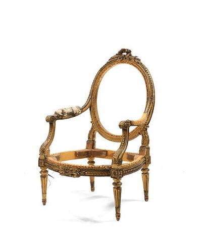 Fauteuil en bois sculpté et doré à dossier...