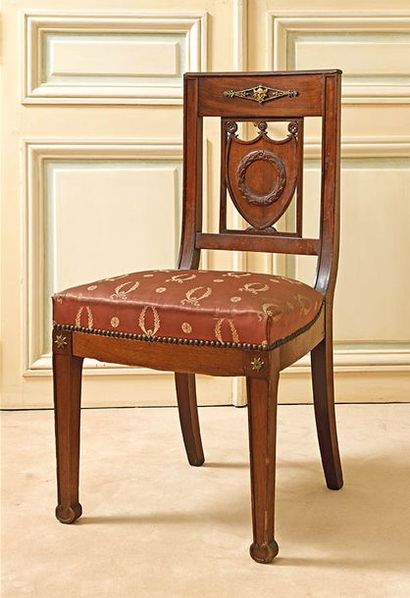 Trois chaises en acajou, dossier en forme...