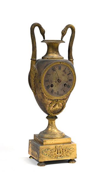 Pendule en bronze doré représentant un vase...